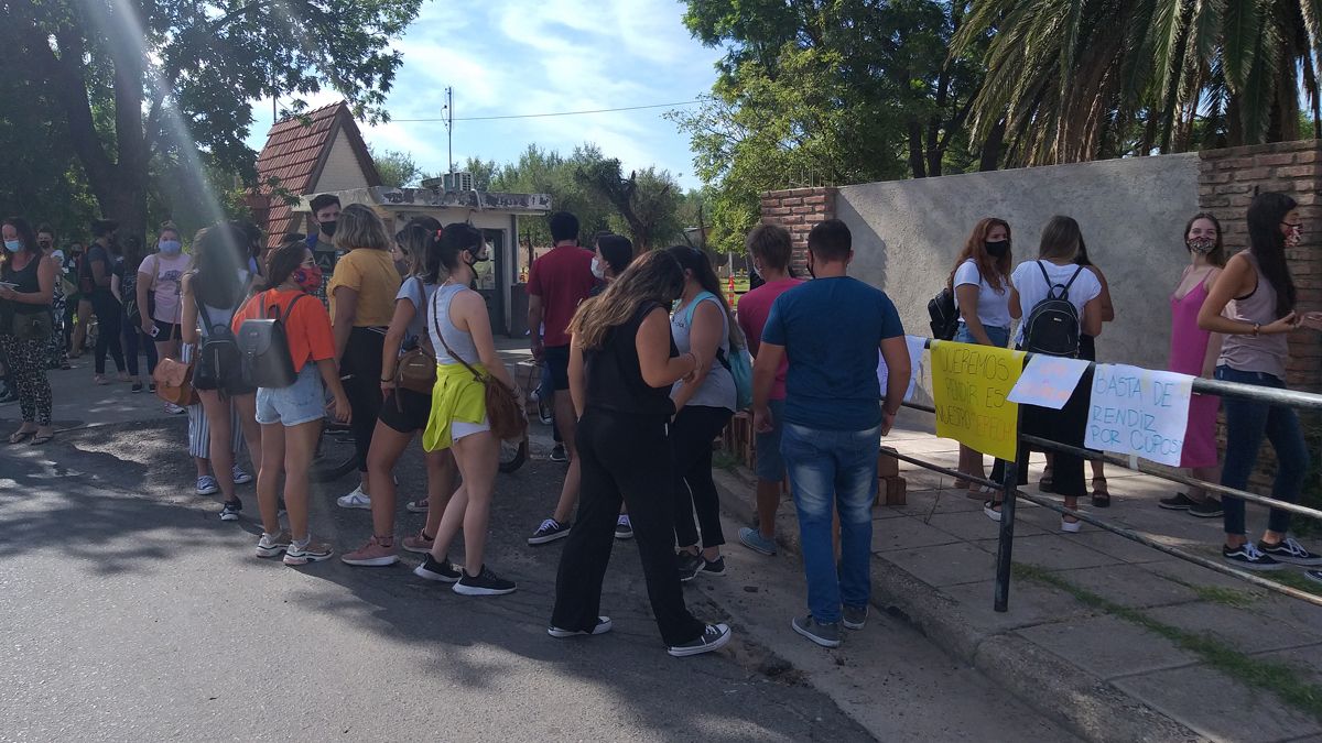 Los alumnos cuestionaron que haya cupos para rendir exámenes.