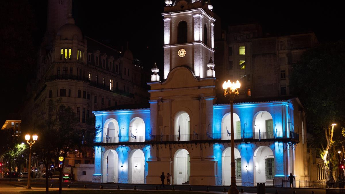 Estadios y monumentos iluminados por Maradona en todo el país