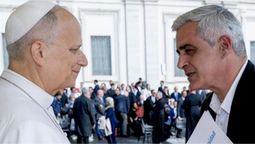 Bartolacci le presentó el documento universitario al Papa