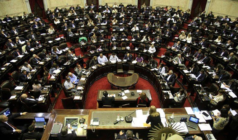 Fuertes críticas al gobierno: Oposición intenta volver a la carga por el tema tarifas