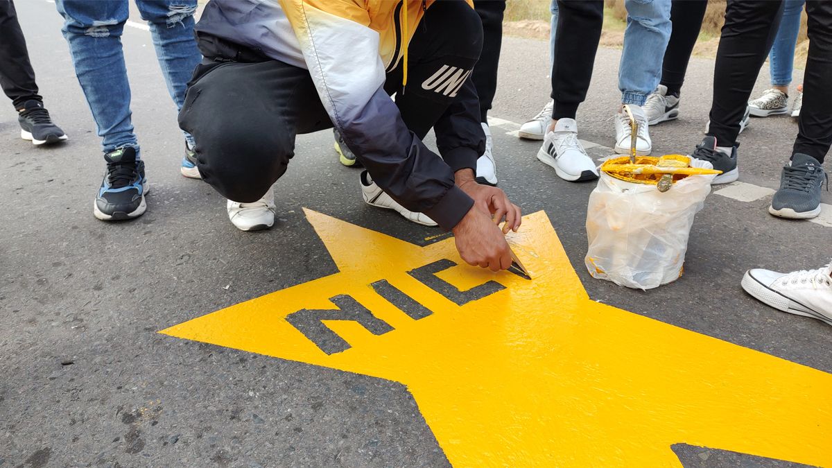 La estrella amarilla fue pintada en el lugar donde Nicolás Conchillas fue embestido por un camión que circulaba por ruta nacional 158.