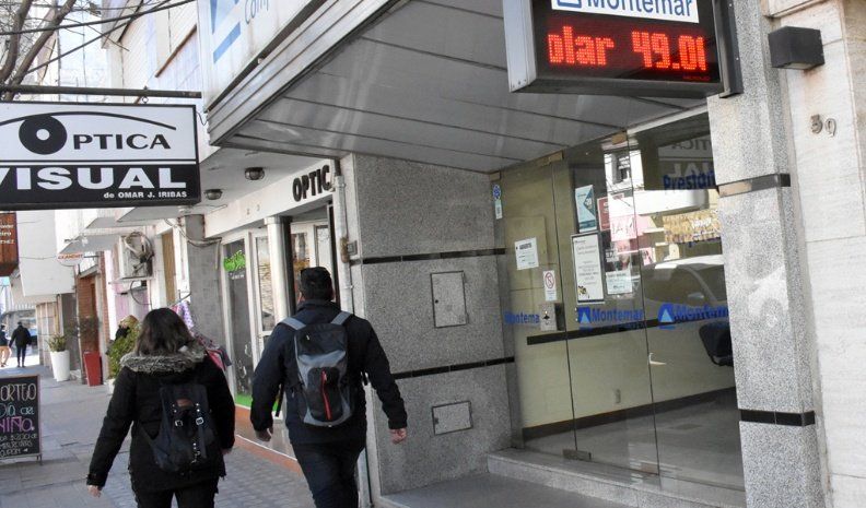 El dólar en el país volvió a tener otra jornada inquietante. Especialistas demandan la intervención del poder político en los mercados.