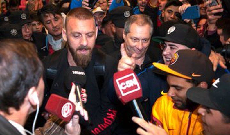 El futbolista italiano arribó hoy a las 6.30 al país para firmar su contrato.