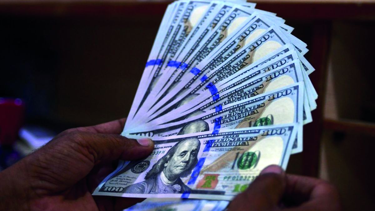 El dólar blue frenó la suba, cayó cuatro pesos y cerró en $393