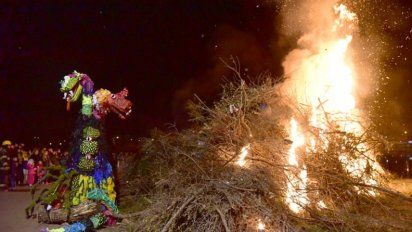 Gran marco de público en la fogata de Sant Joan