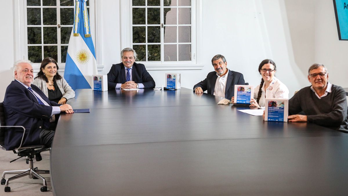El presidente Fernández presentó el kit que permite realizar testeos serológicos rápidos.