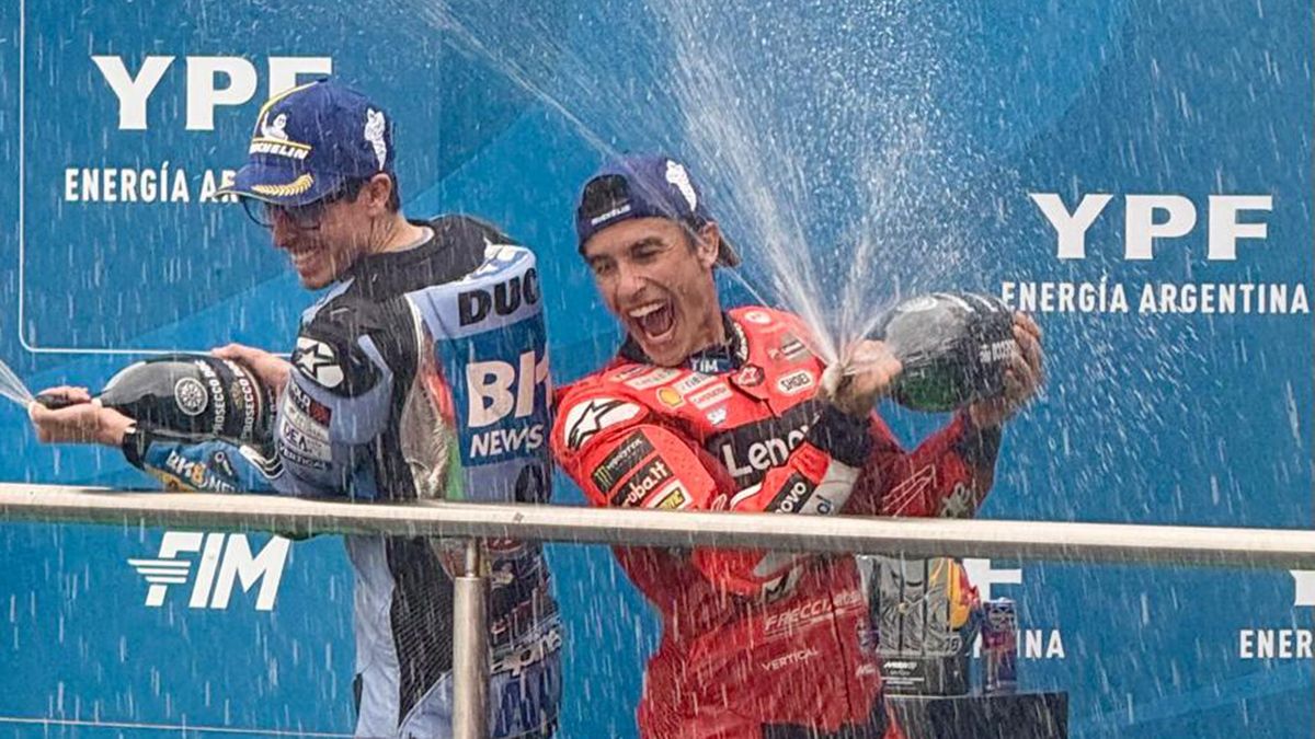 El festejo de los hermanos Alex (2º) y Marc Márquez (1º) en el podio del Gran Premio de Argentina de MotoGP