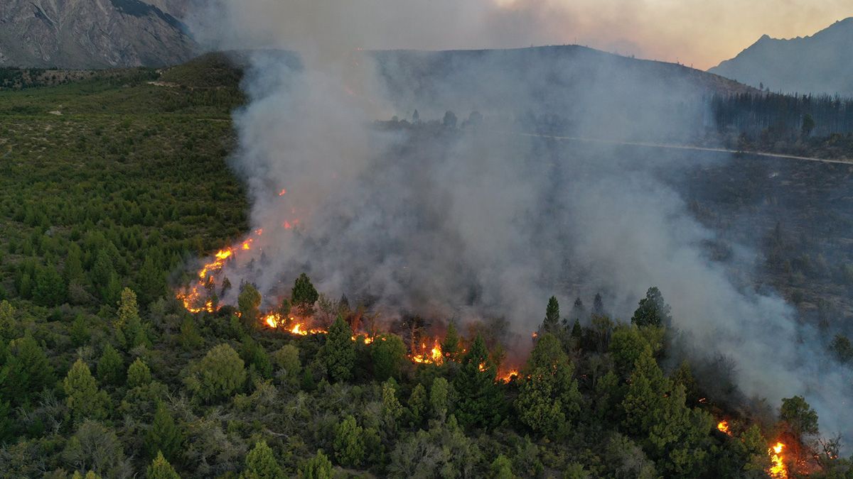 Declaran la emergencia ígnea en todo el país, mientras combaten incendios en siete provincias