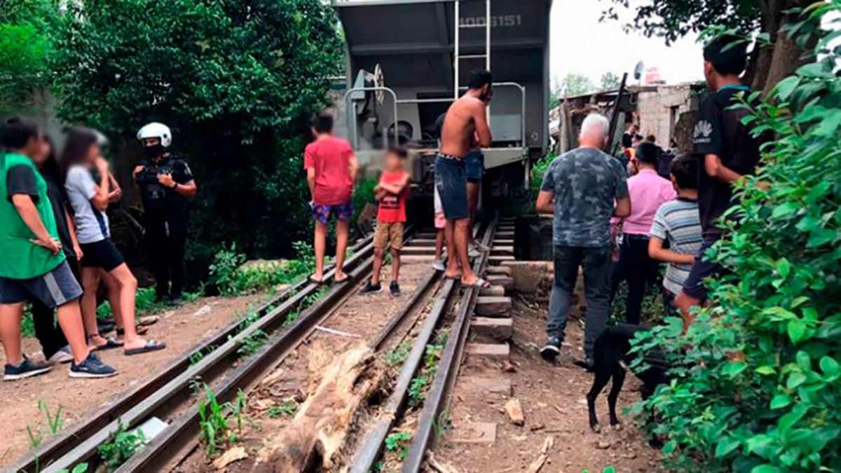 Vecinas y vecinos del lugar indicaron que es habitual que vándalos pongan obstáculos en las vías del tren para saquearlos.