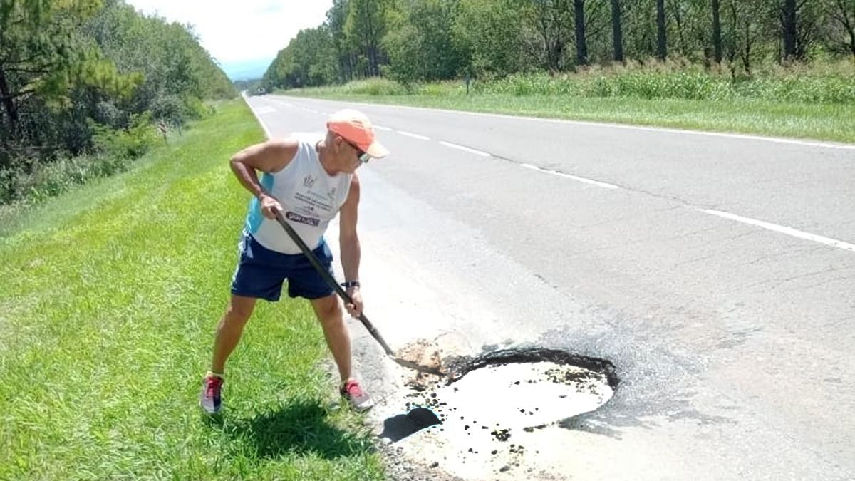 Dos ciclistas de Berrotarán bachearon pozos en ruta E-68 camino a La Calera, con el fin de prevenir accidentes.&nbsp;