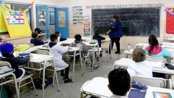 Solo la mitad de los chicos termina la primaria en tiempo y forma: un estancamiento de una década