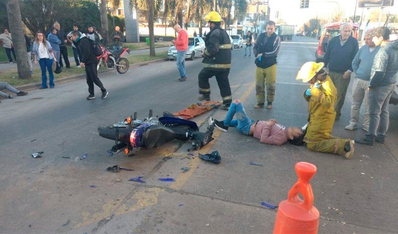 Dos motociclistas resultaron heridos en el choque.