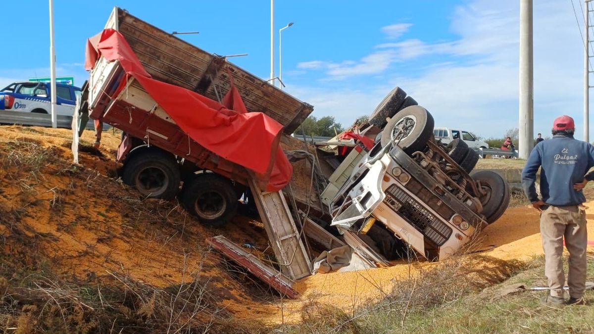 Un camión cargado con maíz perdió el control y volcó cerca de la autovía a Holmberg
