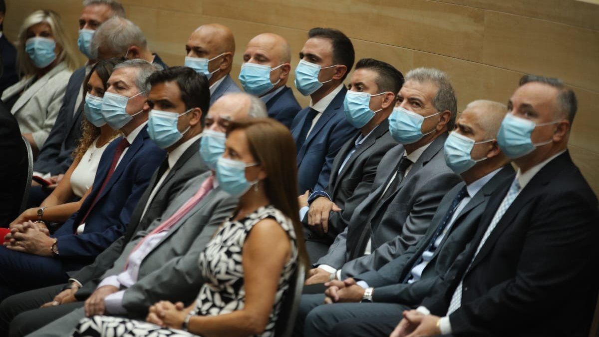 El gabinete provincial siguió en el recinto el discurso del gobernador.