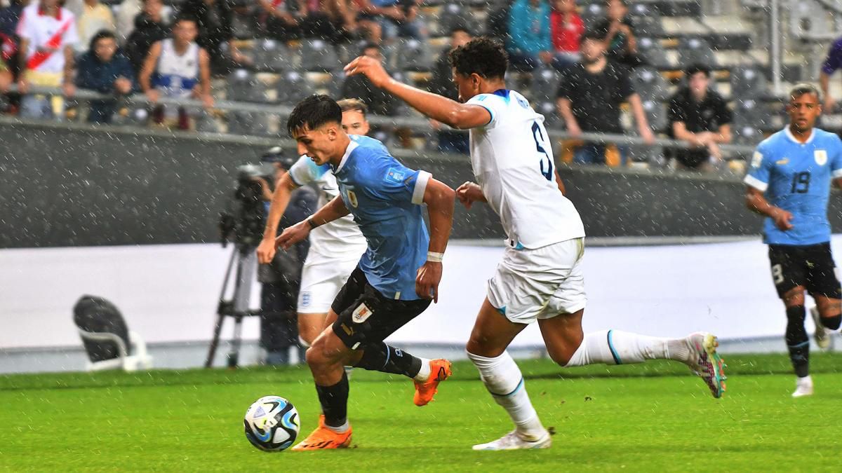 Inglaterra ganó 3 a 2 a Uruguay en un partidazo bajo la lluvia en La Plata