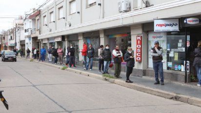 También hubo largas filas en centros de pago locales en plena cuarentena