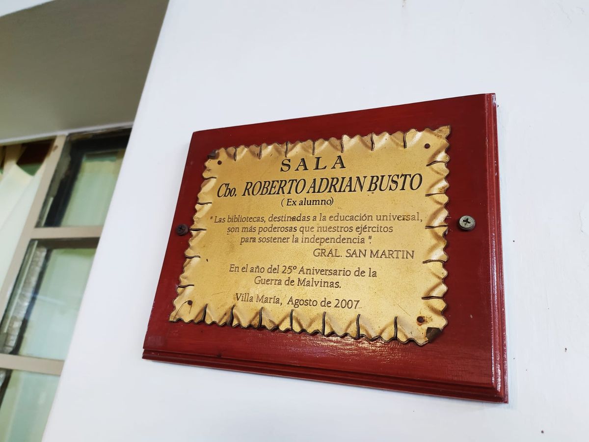 La biblioteca del colegio primario lleva el nombre del Cabo Roberto Adrián Busto.