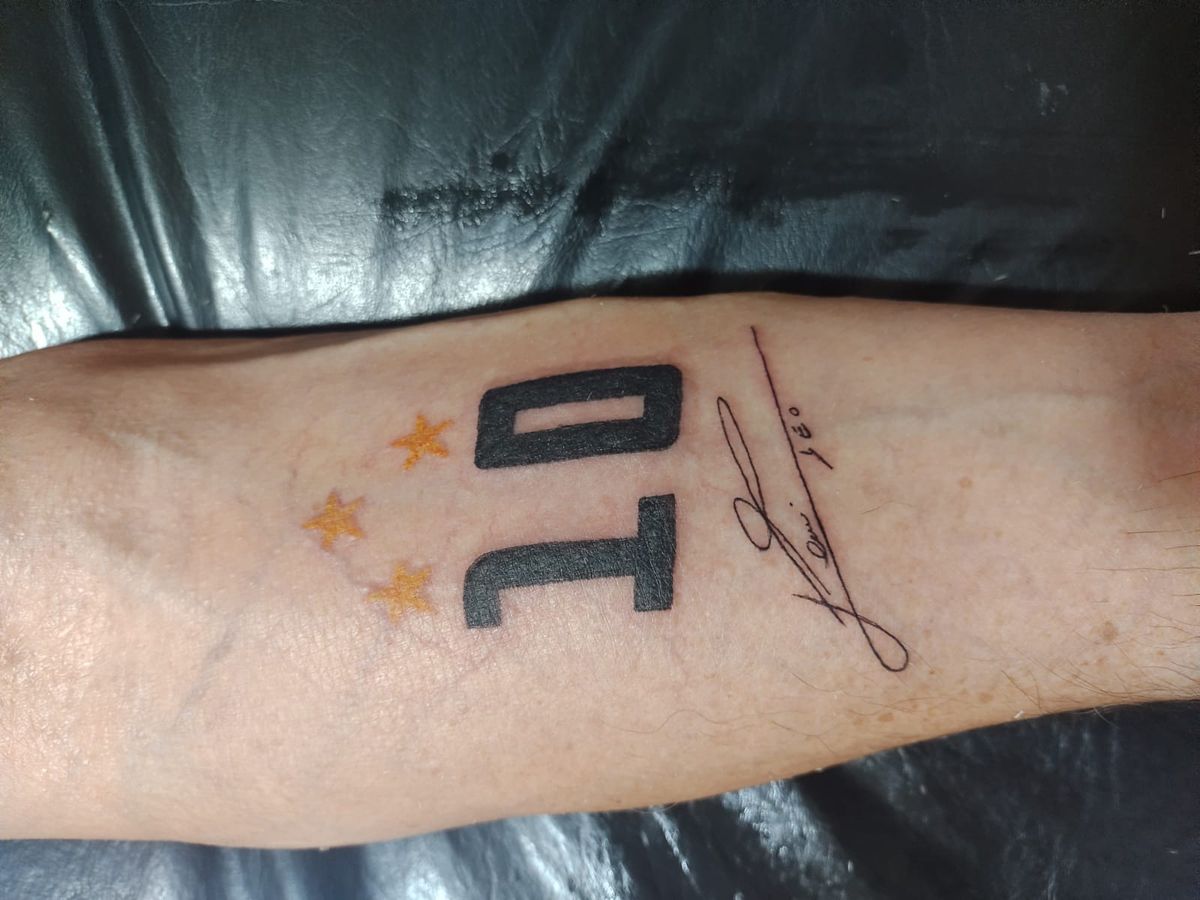 Cumplió la promesa: tiene 86 años y se tatuó el 10 de Messi