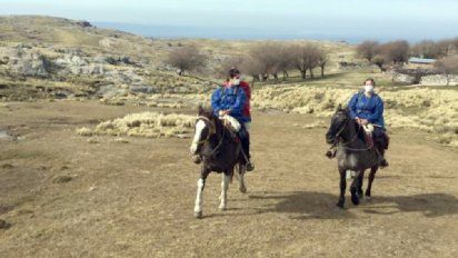 A caballo, fueron a vacunar a 12 residentes serranos