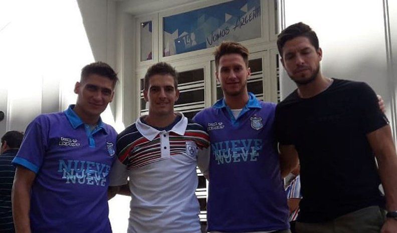 Gustavo Sánchez y Luciano Raballo marcaron ayer para 9 de Julio de Morteros en el triunfo por 3 a 1 sobre Argentino de Villa María y siguen en carrera en el torneo Federal C. En la foto lo acompañan Santiago Ballari y Rodrigo Pombo jugadores de Tiro Feder