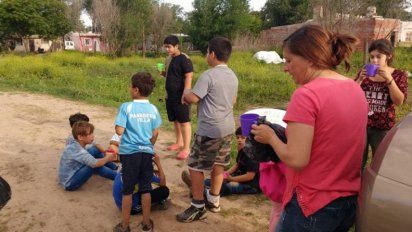 La Carlota: con trabajo voluntario, recorren un barrio para dar la copa de leche a 80 chicos