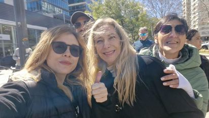 Sin hacer declaraciones y rodeada de militantes, votó Karina Milei