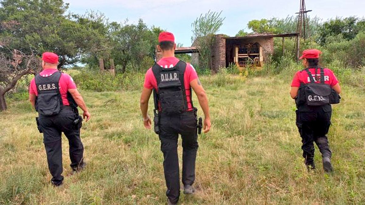 El personal policial rastrilló la zona rural hasta que logró ubicar al sospechoso.