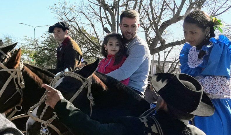 El actual futbolista de Boca Juniors se subió al caballo y, acompañado por su hija, abrió el desfile gaucho en el acto central por el 25 de Mayo.