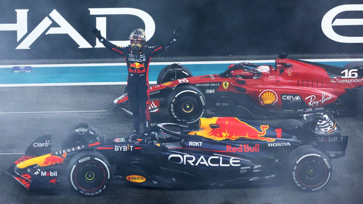 Max Verstappen saluda sobre su Red Bull luego de la victoria 19 de la temporada