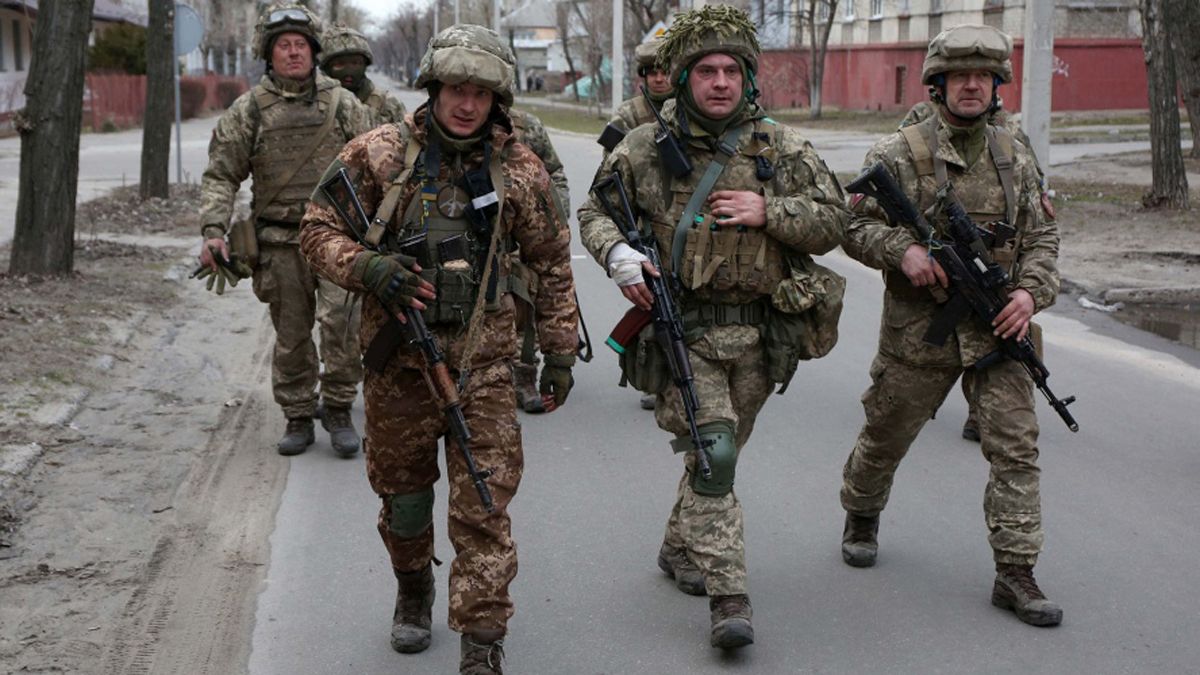 Soldados ucranianos patrullan las calles de Kiev