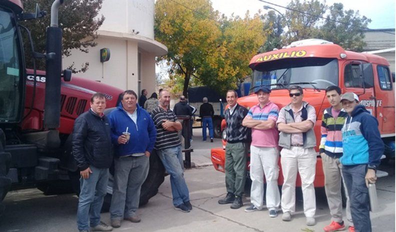 Los productores realizan un tractorazo para pedir la reincorporación del gerente Omar Segú.