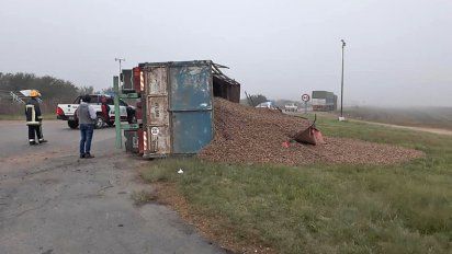 Volcó el acoplado con maní en ruta 8 cuando iba a Las Acequias