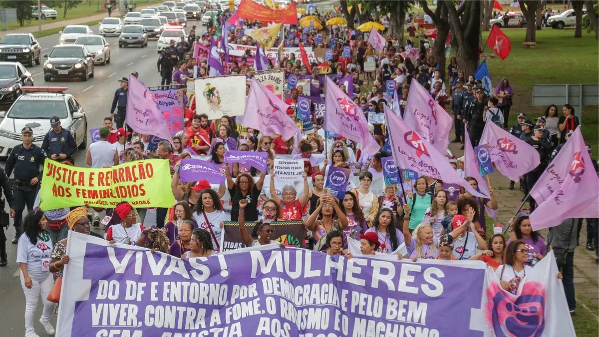 Brasil: Un día después de celebrarse el 8M, la Cámara deDiputados aprobó hoy un proyecto que garantiza una pensión a niñas, niños yadolescentes cuyas madres fueron víctimas de femicidio. Ahora serátratado en el Senado.