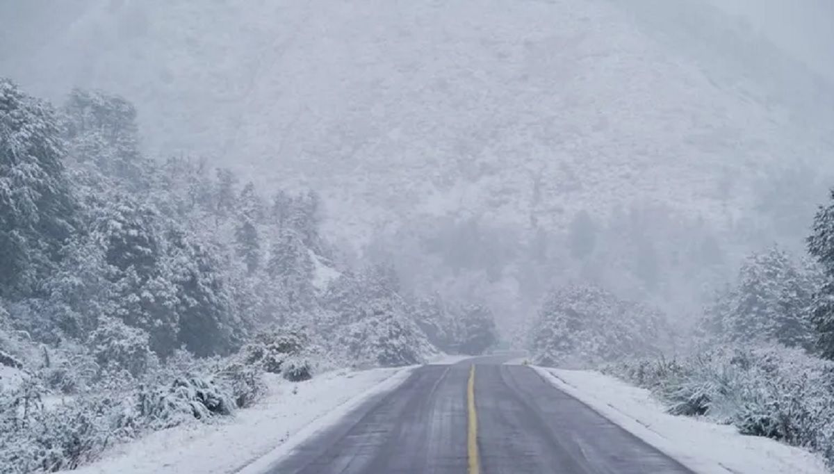 Tránsito nocturno y pasos internacionales cerrados por temporal de nieve en Neuquén
