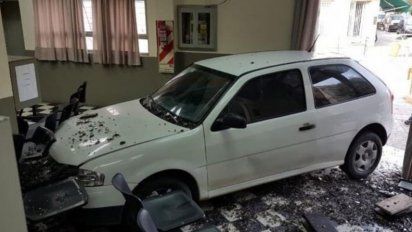 Cansada de los cortes de luz, incrustó el auto contra una cooperativa