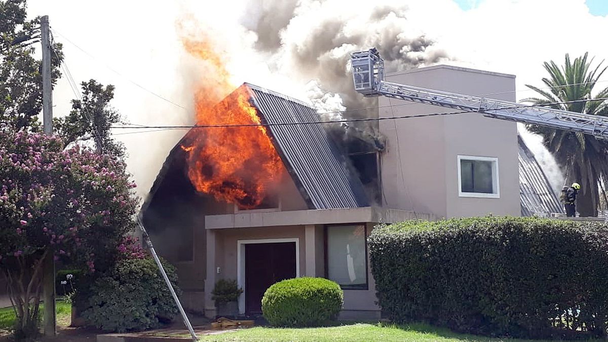 El fuego comenzó en el techo de la vivienda de Villa Golf.