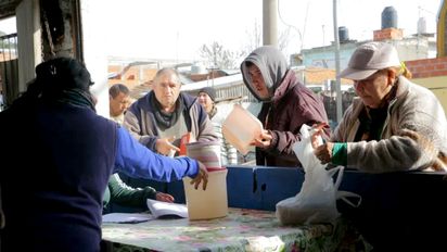 Cada vez más jubilados van a comedores y es el único plato de comida en el día