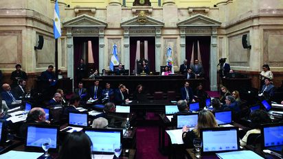A mano alzada, senadores aprobaron un aumento en sus dietas