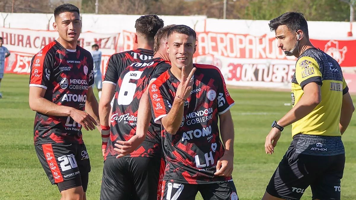  Lucas Leguizamón festeja lo que consiguió a los 26 del segundo tiempo para Huracán. Ese gol le dió al Globo el triunfo por 1 a 0 ante Atenas.