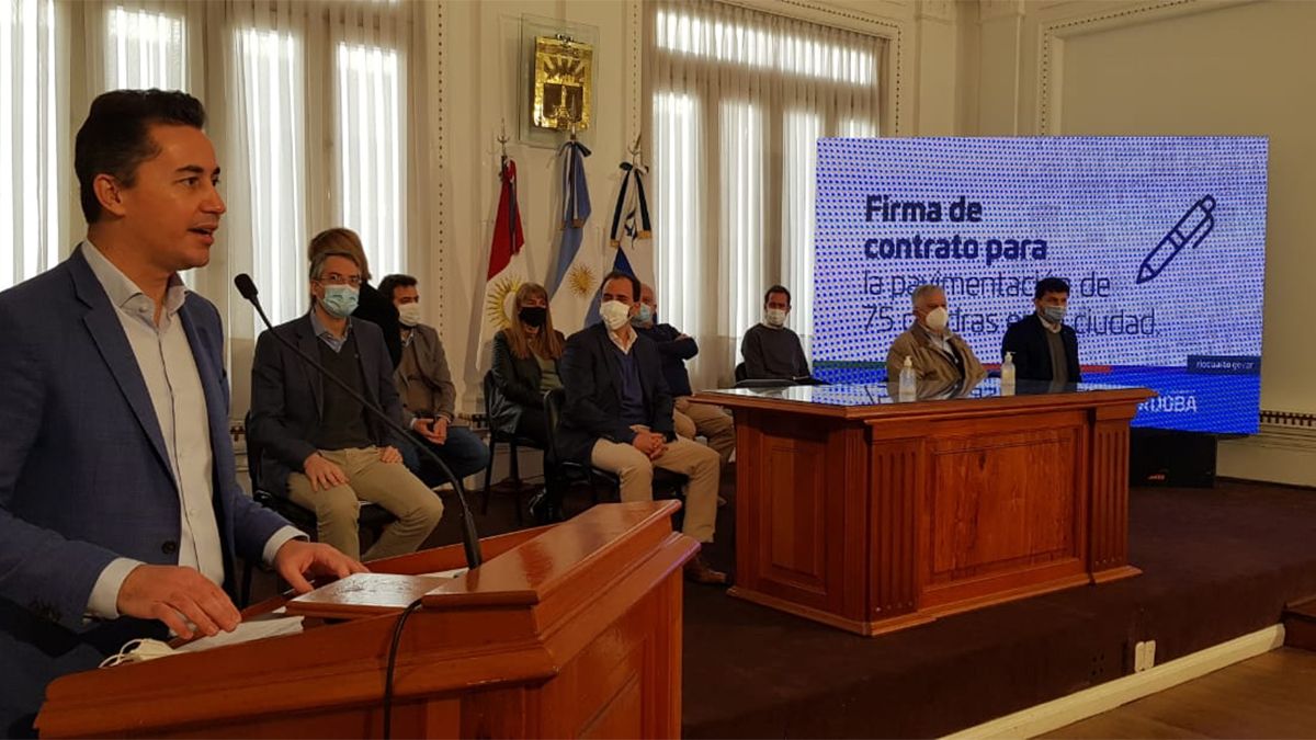 Calvo encabezó la firma del convenio por la pavimentación de 75 cuadras.