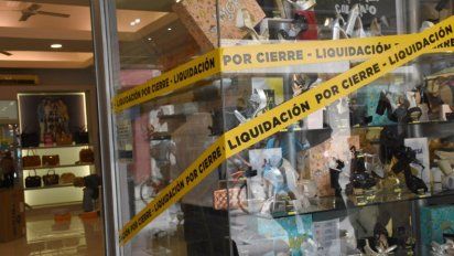 Tras 48 años en la ciudad, cierra una tradicional zapatería
