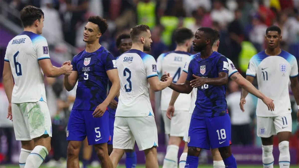 Los jugadores de Estados Unidos e Inglaterra se saludan luego del empate sin goles
