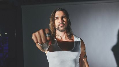 Juanes con una 
