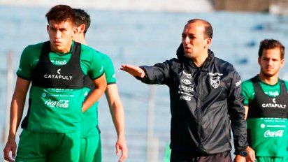 César Farías evalúa la posibilidad de jugar con dos delanteros ante Argentina