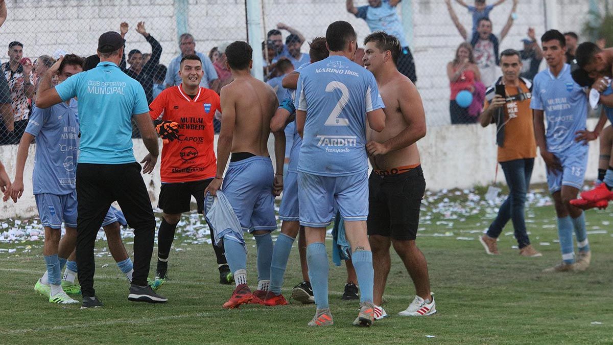 El Celeste de Adelia María venció a domicilio a Alberdi 2 a 1 y se quedó con el torneo Clausura. Foto: Matías Tambone