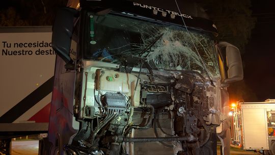 Un tren embistió a un camión en Huinca Renancó: una persona fue hospitalizada