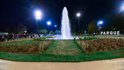Acceso norte jerarquizado: avenidas y una moderna rotonda con una fuente