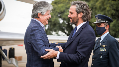 Llegó a la Argentina el presidente de Ecuador y fue recibido por Cafiero