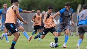 El plantel de primera en plena práctica con la mira puesta en Belgrano de Córdoba. El plantel de primera en plena práctica con la mira puesta en Belgrano de Córdoba.