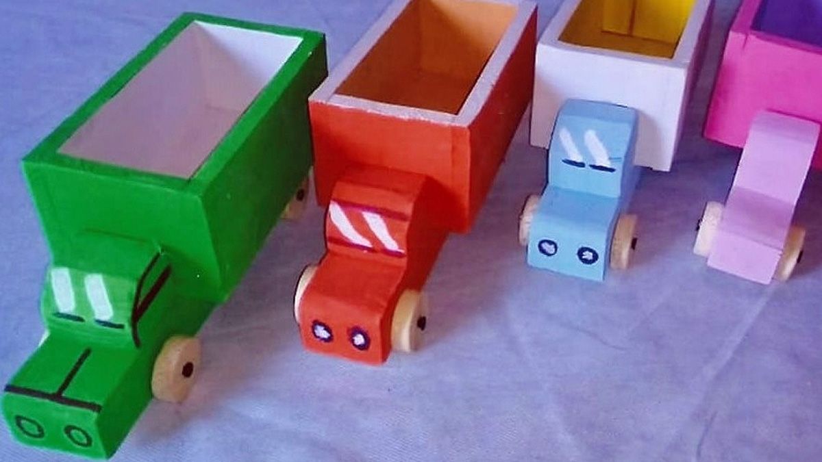 Aviones de distintos modelos, camiones, camionetas y juegos de ingenio son parte de los más de 80 juguetes que hacen los Chiara.
